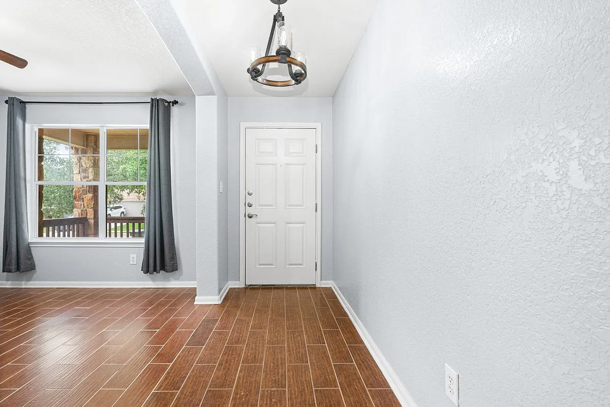 4 bed, 2.0 bath, 1825 sqft, $2,200 — Photo 2
