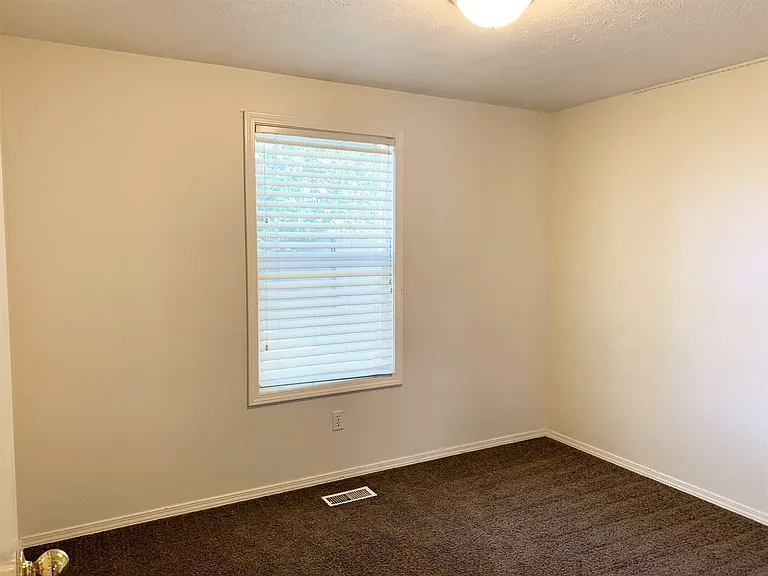 6902 N Prescott Ave — Photo 24