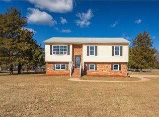 905 Old Hollow Rd, Winston Salem, NC 27105
