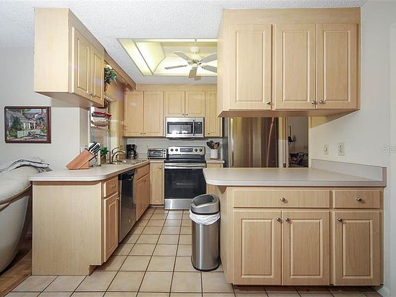 5th image of 1102 Larchmont Dr