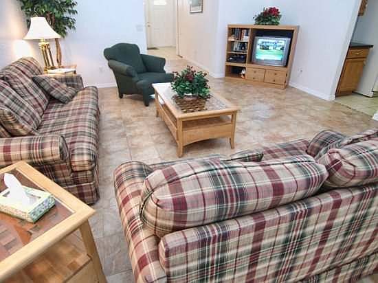 HR4P513B-Living-Area-with-TV-Set