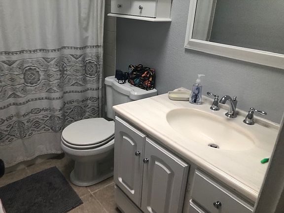 4th image of 1024 Lakeside Dr