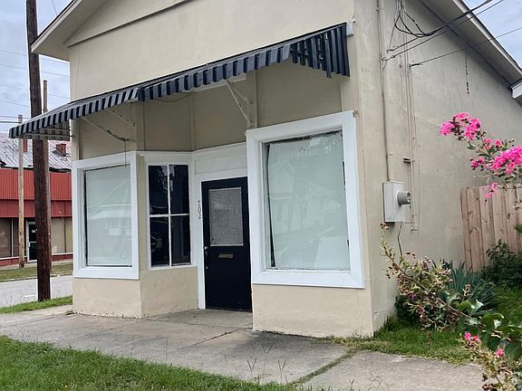 3rd image of 704 Crawford Ave