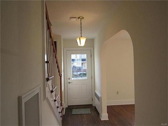 4th image of 125 E Chestnut St