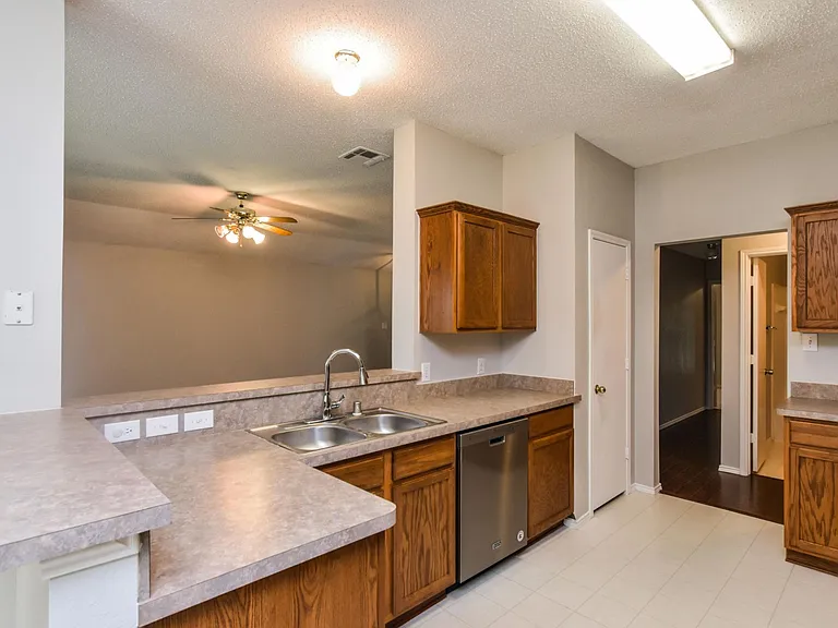 2404 Glenhaven Dr — Photo 4