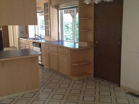 5th image of 3723 Tahoma Pl W