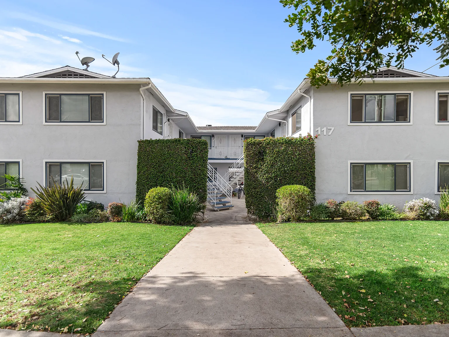 2 bed, 925 sqft, $2,400 — Photo 1