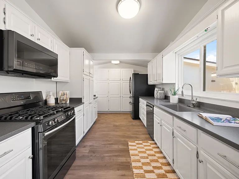 2362 Cornell Dr — Photo 9