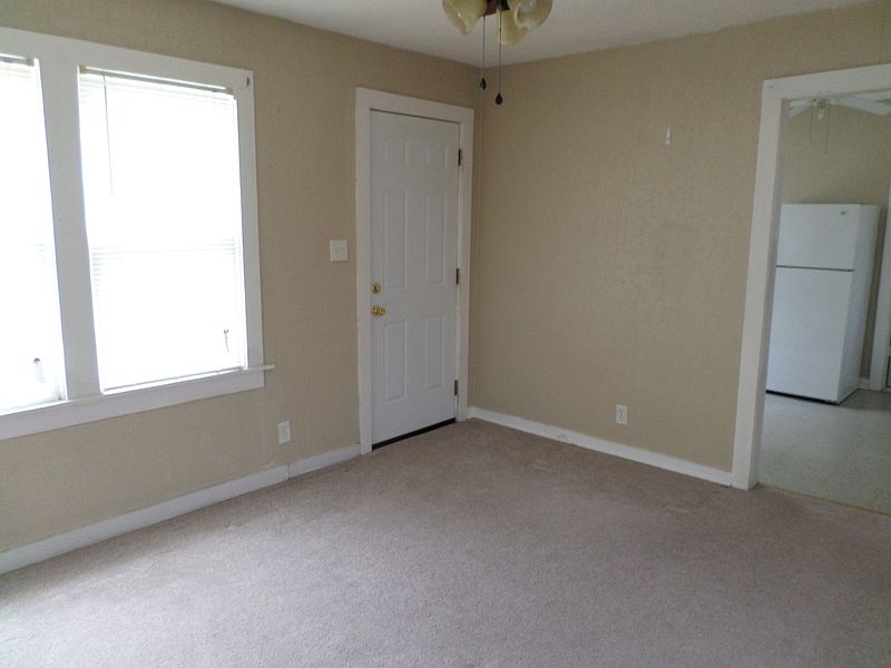 2nd image of 1021 1/2 SW 27th St