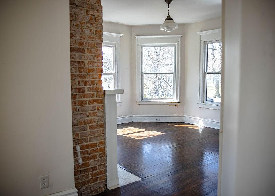 1st image of 111 Bidwell Pkwy #1