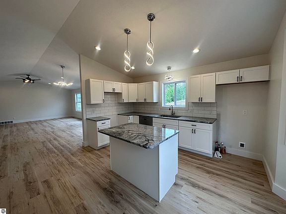 4th image of 1405 Umber Dr