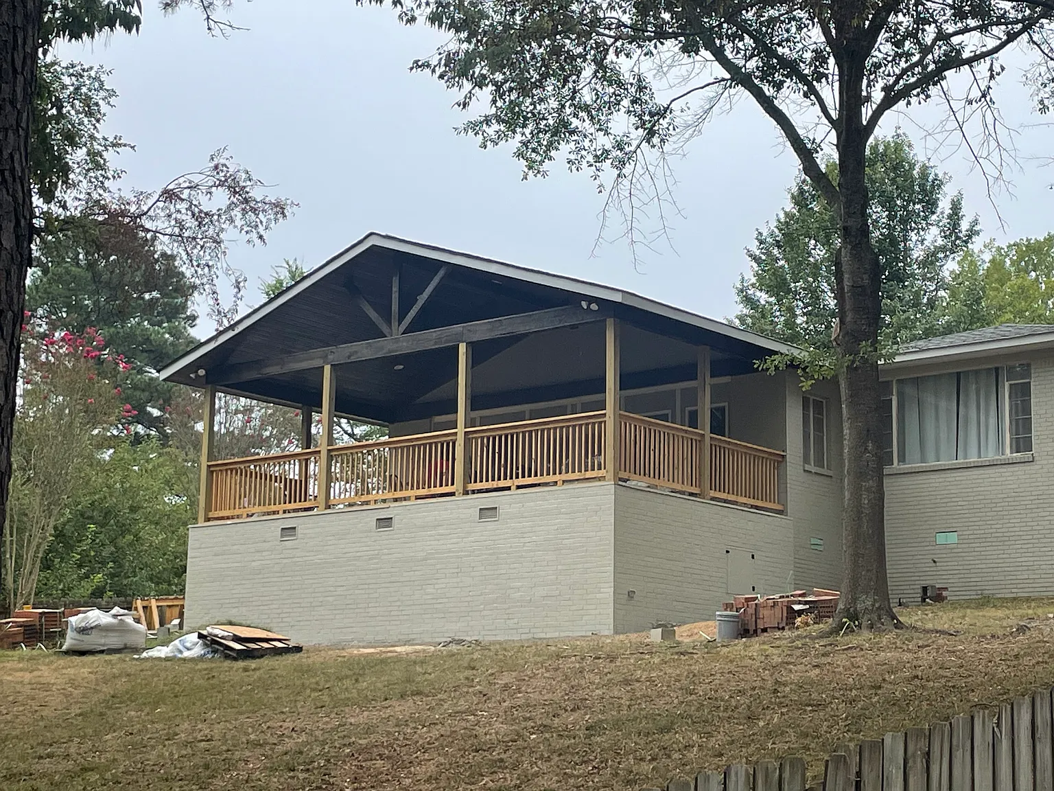 105 Suburban Dr — Photo 2