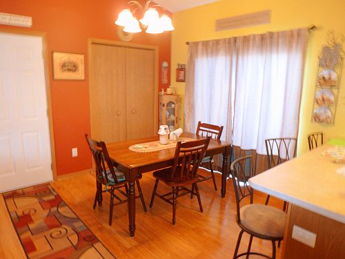 EAT-IN AREA OFF KITCHEN