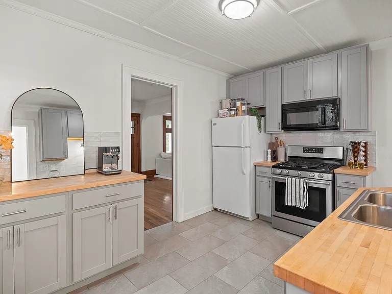 823 Webster St NW — Photo 4