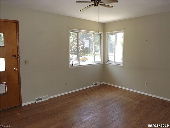 3rd image of 828 Fairwood Blvd