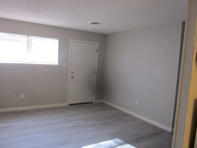 1209 Heather St — Photo 2