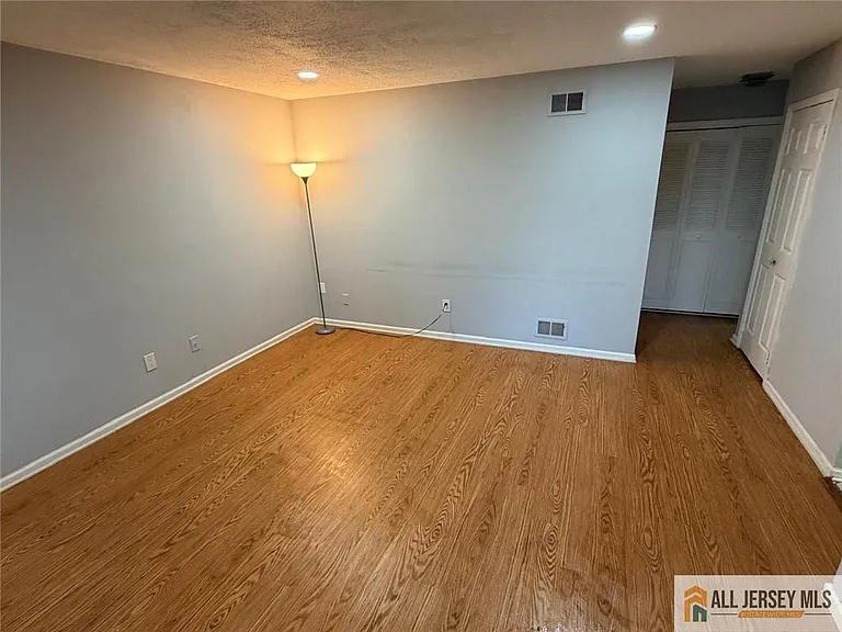 103 Woodbridge Cmns #103 — Photo 3