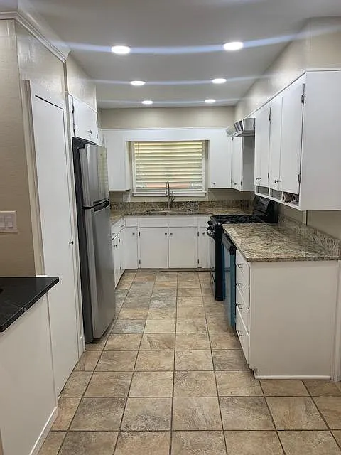 1221 S Knoxville Ave — Photo 4