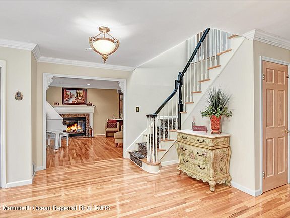 3rd image of 5 Knollwood Ct