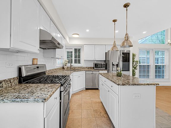5th image of 589 Marseilles Cir
