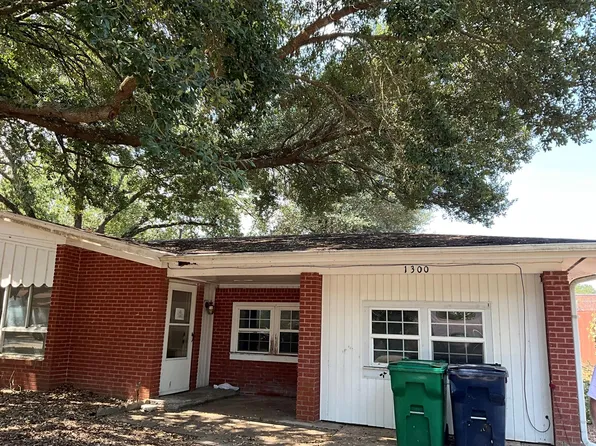 1300 Tom Dee St, Brenham, TX 77833