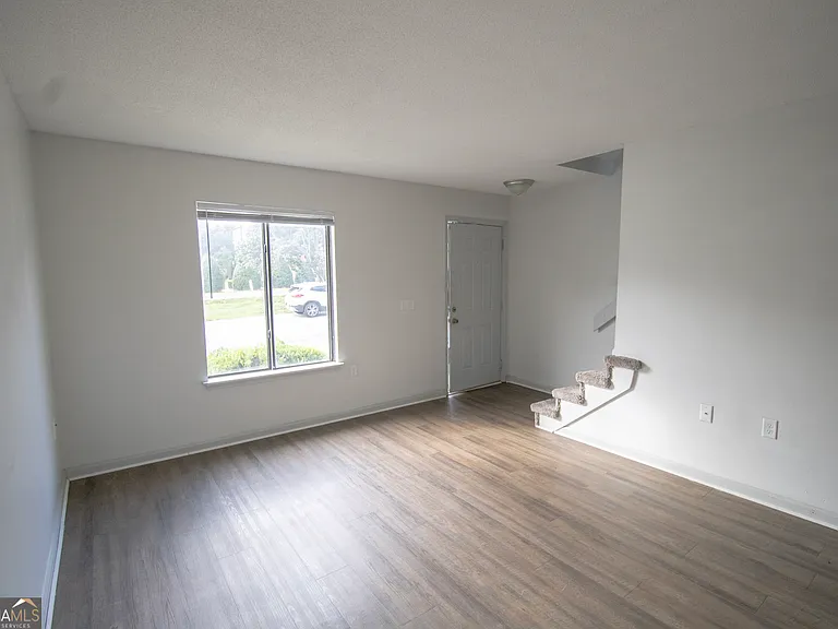 251 Knight Dr #10 — Photo 5