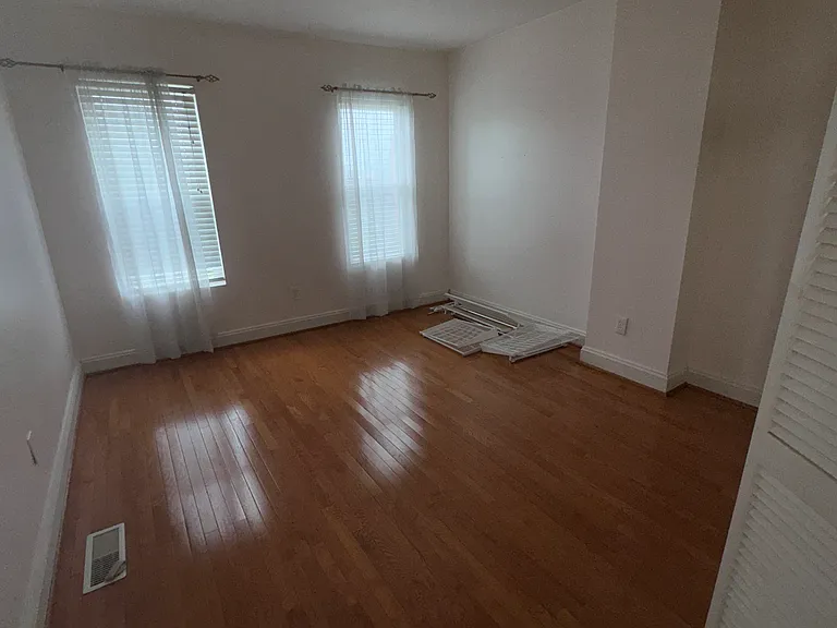 2127 E Fairmount Ave — Photo 25