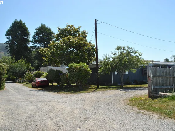 98274 Pine Ct, Brookings, OR 97415