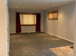 1235 Fulton Dr, Streamwood, IL 60107