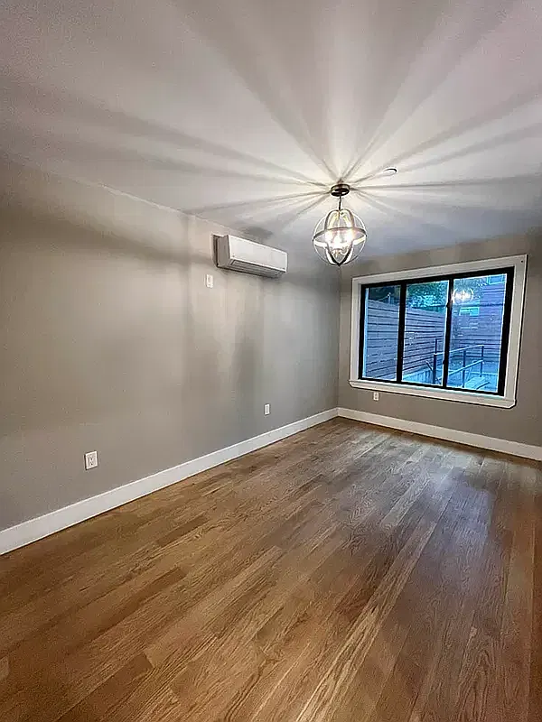 1087 Madison St — Photo 4