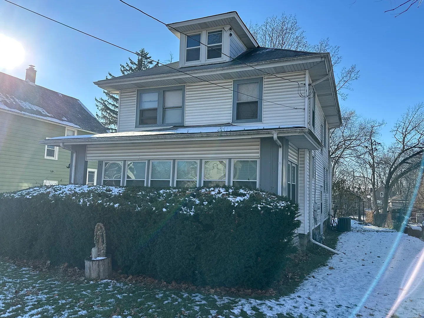 526 N View St photo 1