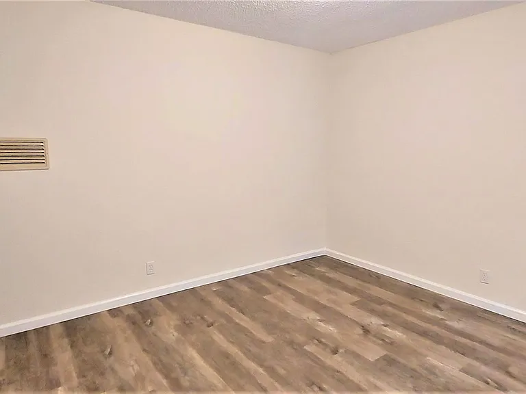 12704 Cedar Ave — Photo 17