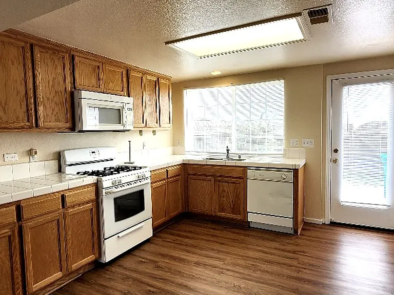 809 Daniels Ave — Photo 4
