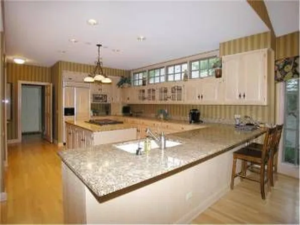 16 Lakeside Ln, North Barrington, IL 60010