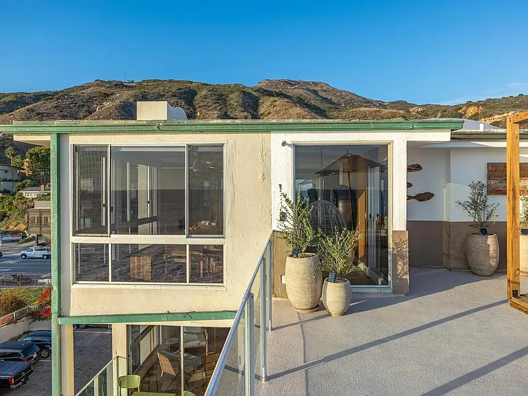 Immerse yourself in the ideal locale of Aqualina_Carbon Beach, where luxury meets the heartbeat of Malibu's attractions.