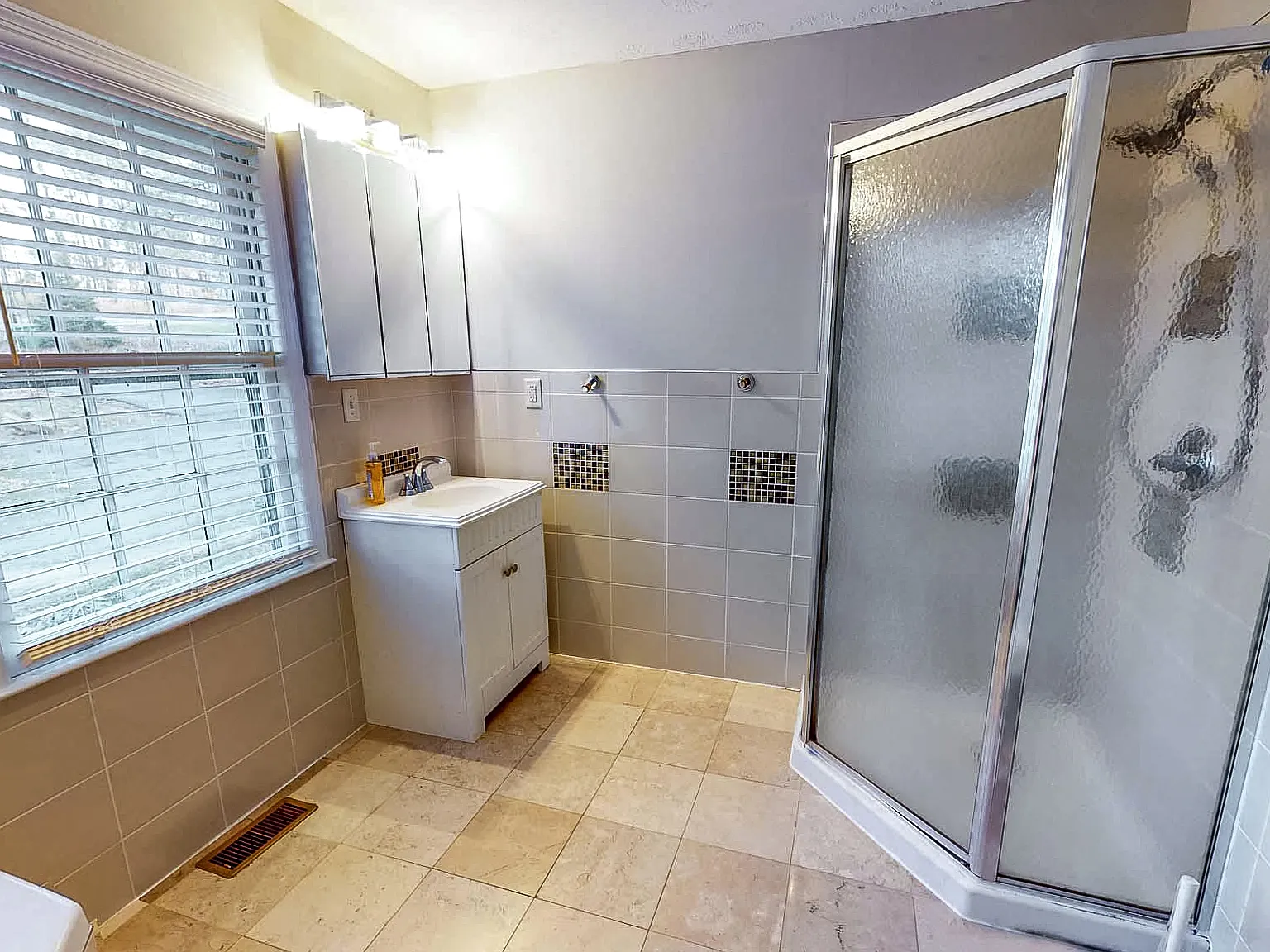 4 bed, 3.0 bath, 3919 sqft, $810 — Photo 3