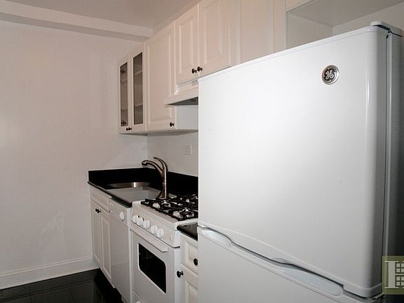 3rd image of 201 E 19th St APT 10A