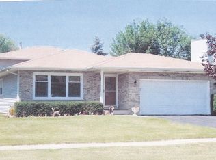 155 N Canyon Dr, Bolingbrook, IL 60490