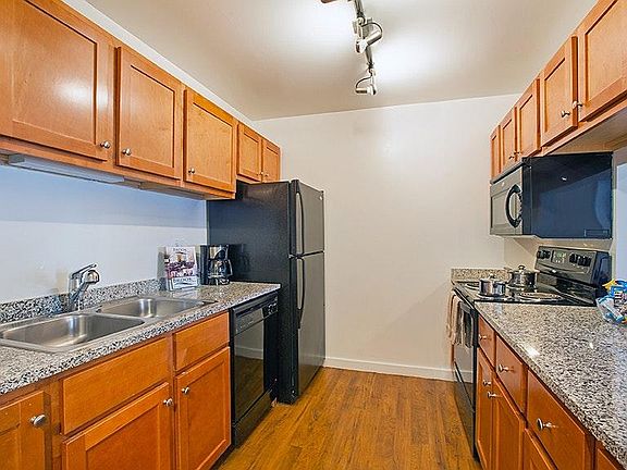 3rd image of 673 Lake St