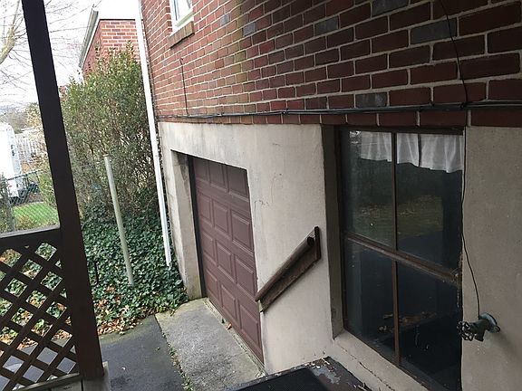 outside stairs to garage