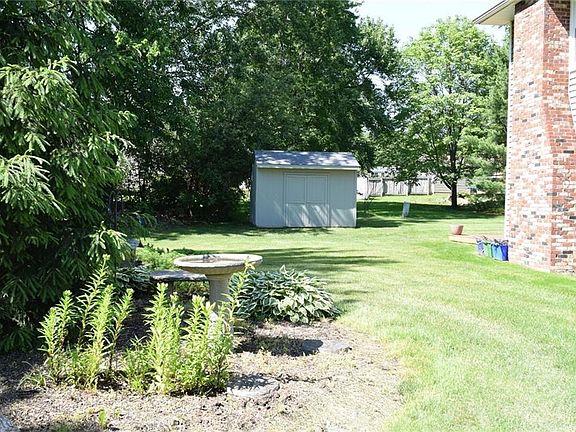 3rd image of 1703 Arbutus Dr