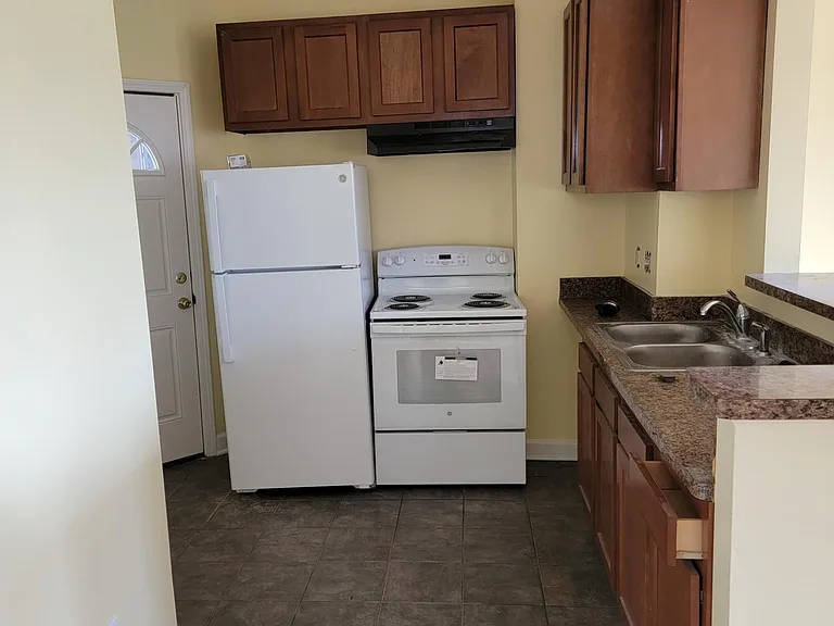1900 W Grand Blvd #B — Photo 5
