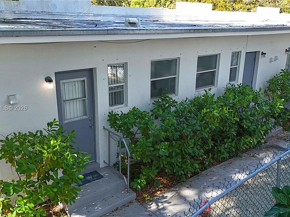 5th image of 2825 SW 3rd Ave