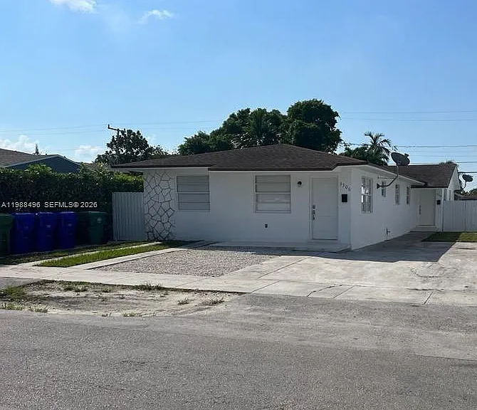 3306 SW 24th Ter — Photo 1