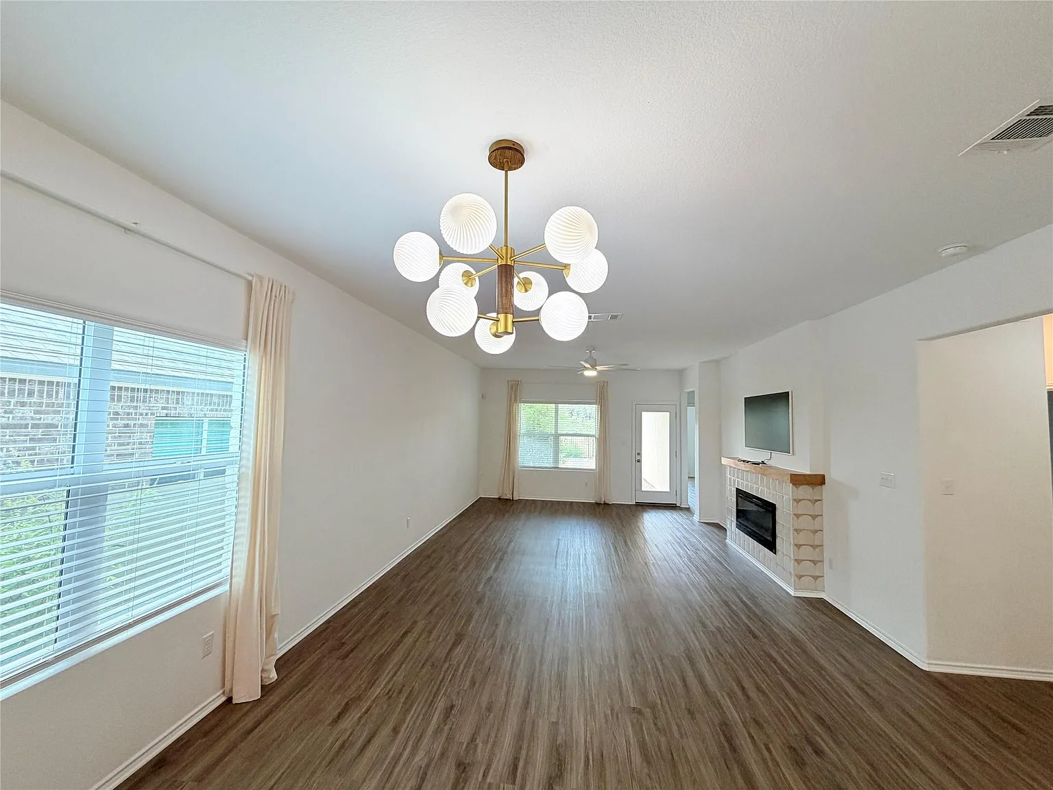3 bed, 2.0 bath, 1765 sqft, $2,300 — Photo 3