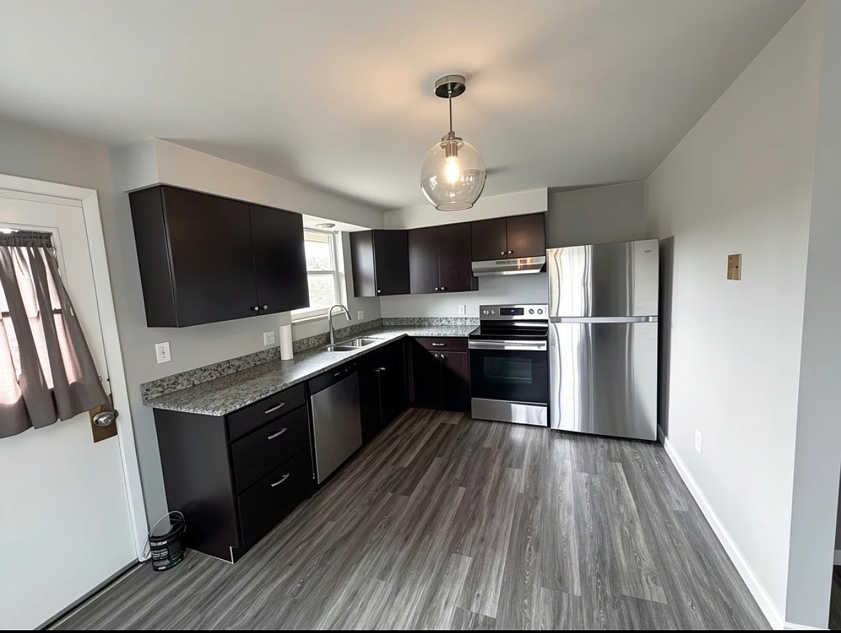 4 bed, 2825 sqft, $2,500 — Photo 2