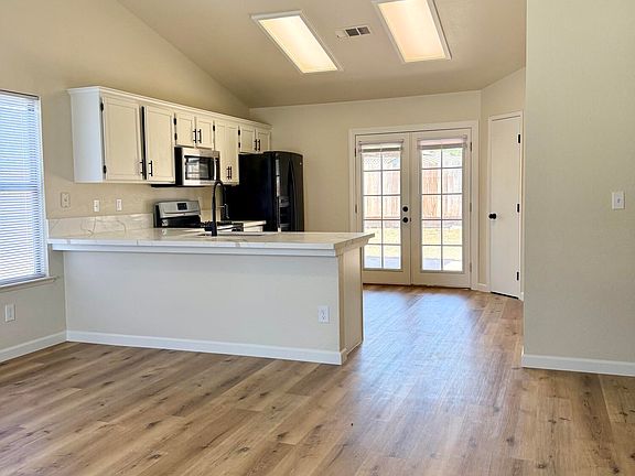 5th image of 996 W Petunia Street
