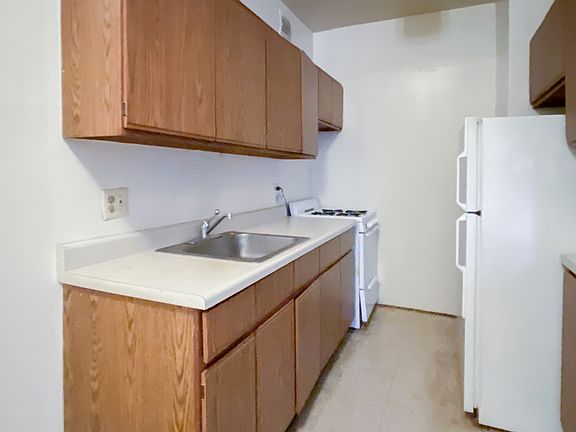 2nd image of 540 1/2 W Briar Pl #3E