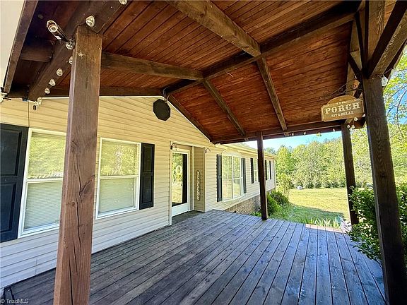 3rd image of 1038 Blackburn Hollow Rd