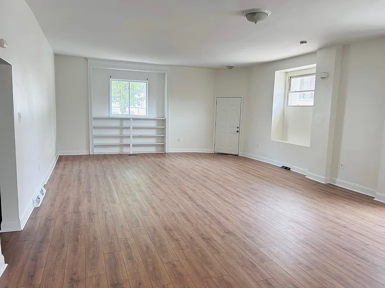 389 E Hector St — Photo 9
